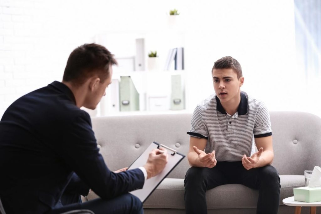 therapist explaining the benefits of behavioral therapy