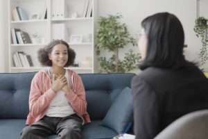 therapist explaining how cbt for mental health can help to a teenage girl